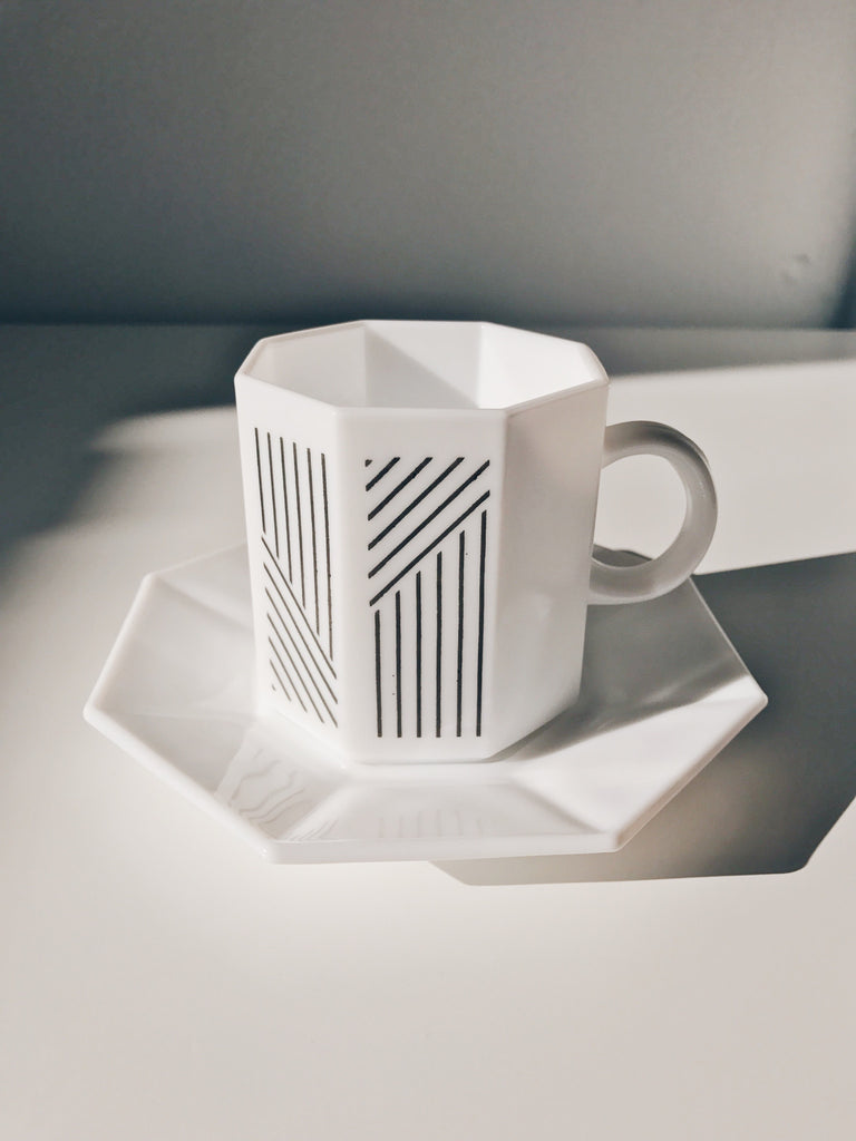 Arcoroc Lot de 6 tasses à café « Trianon » blanches - Capacité : 290 ml - Verre opale Arcoroc Lot de 6 tasses à café « Trianon » blanches - Capacité : 290 ml - Verre opale